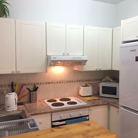 Limnaria Gardens - Modern 1 Bed, Walk To Beach & Shops 파포스 외부 사진