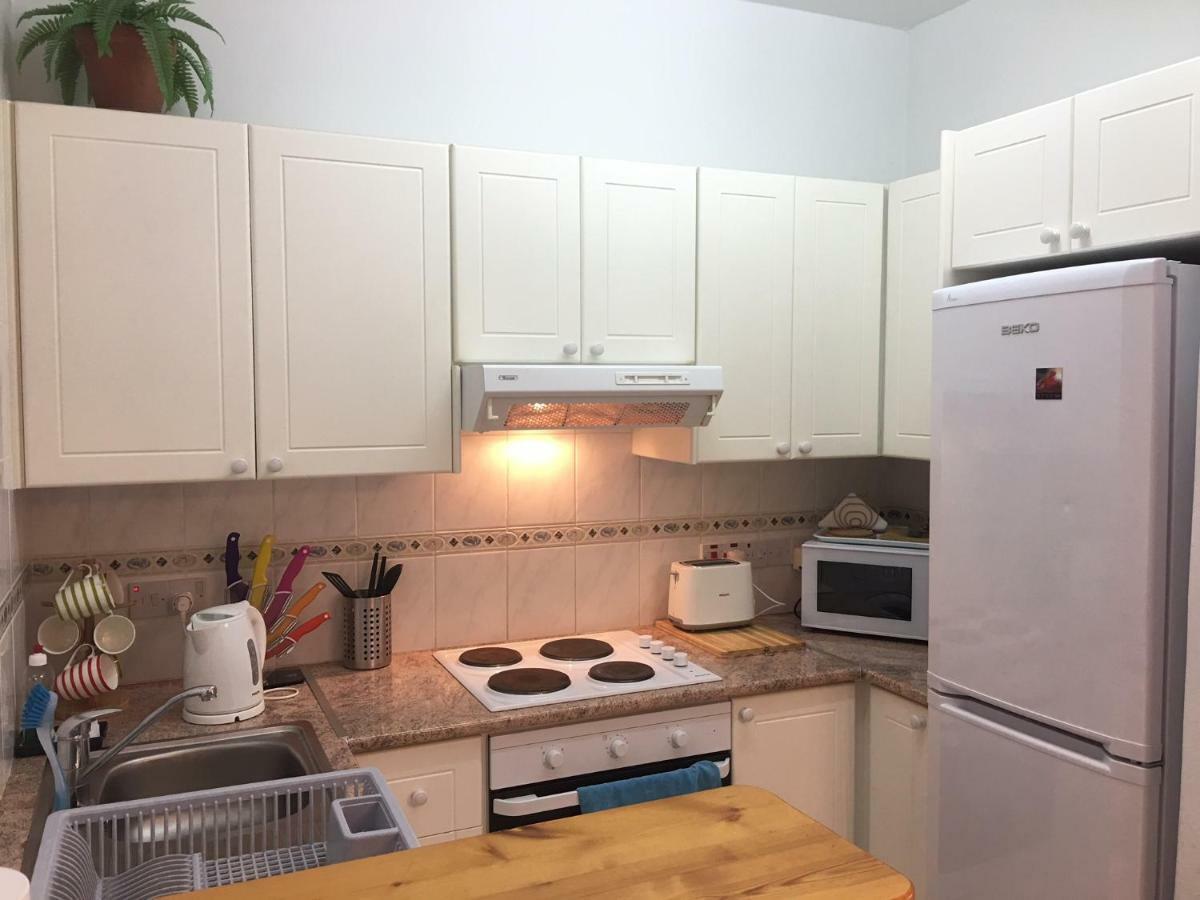 Limnaria Gardens - Modern 1 Bed, Walk To Beach & Shops 파포스 외부 사진