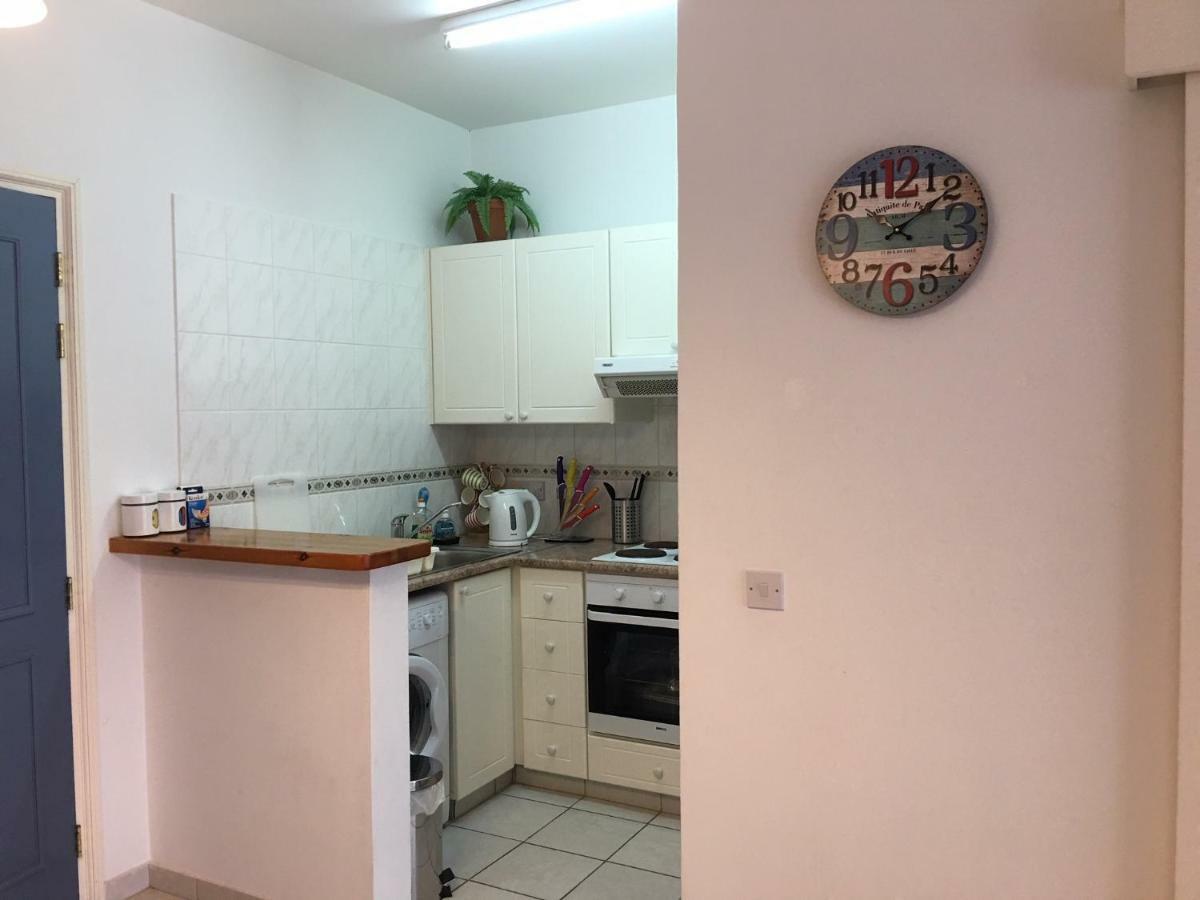 Limnaria Gardens - Modern 1 Bed, Walk To Beach & Shops 파포스 외부 사진