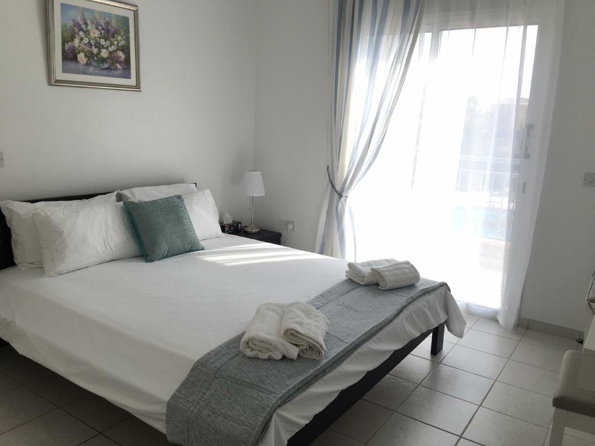 Limnaria Gardens - Modern 1 Bed, Walk To Beach & Shops 파포스 외부 사진