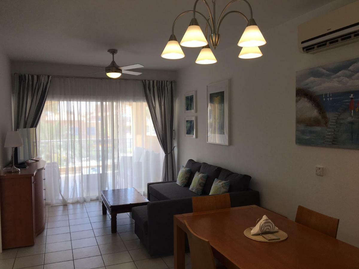 Limnaria Gardens - Modern 1 Bed, Walk To Beach & Shops 파포스 외부 사진