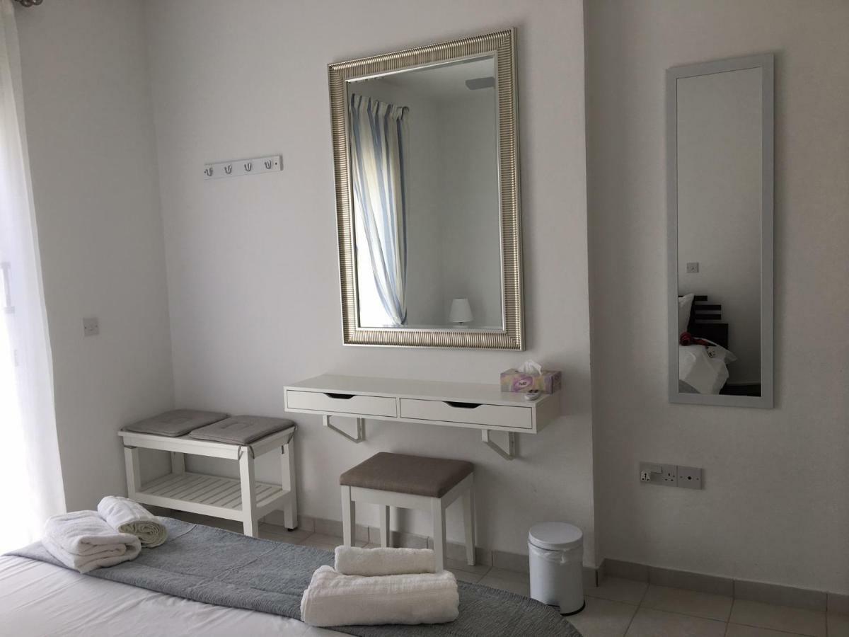 Limnaria Gardens - Modern 1 Bed, Walk To Beach & Shops 파포스 외부 사진